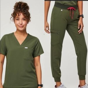 Figs dark olive green scrubs XS top/XXS pants, only worn 2 times.